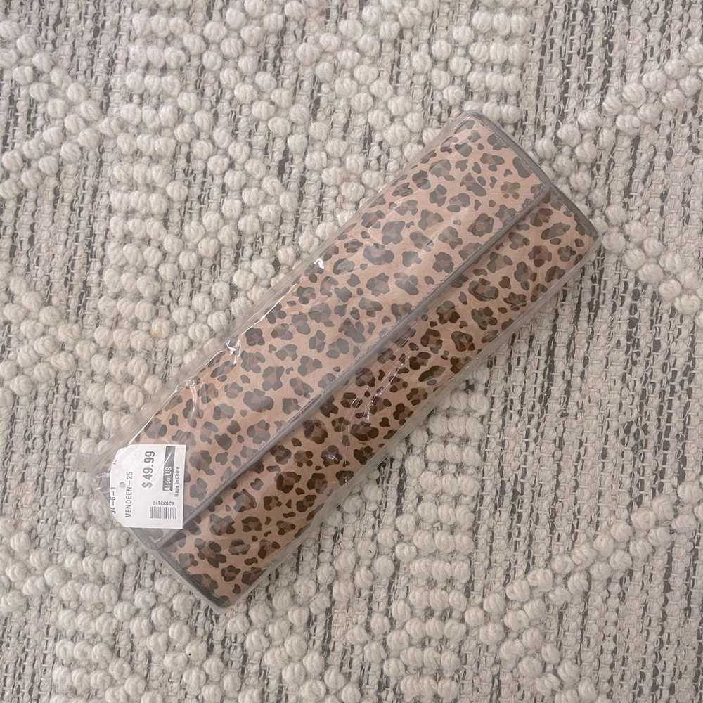 Leopard clutch